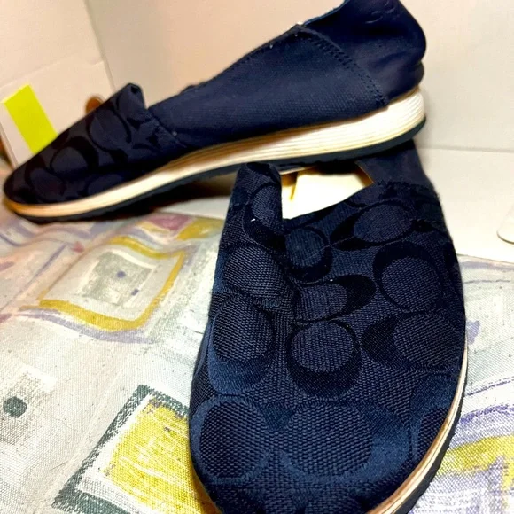 I am selling Coach shoes that a gently used. Size 7.5 woman’s shoes. - Picture 1 of 5